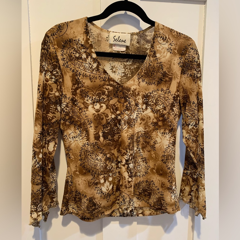 Selene brown with black blouse